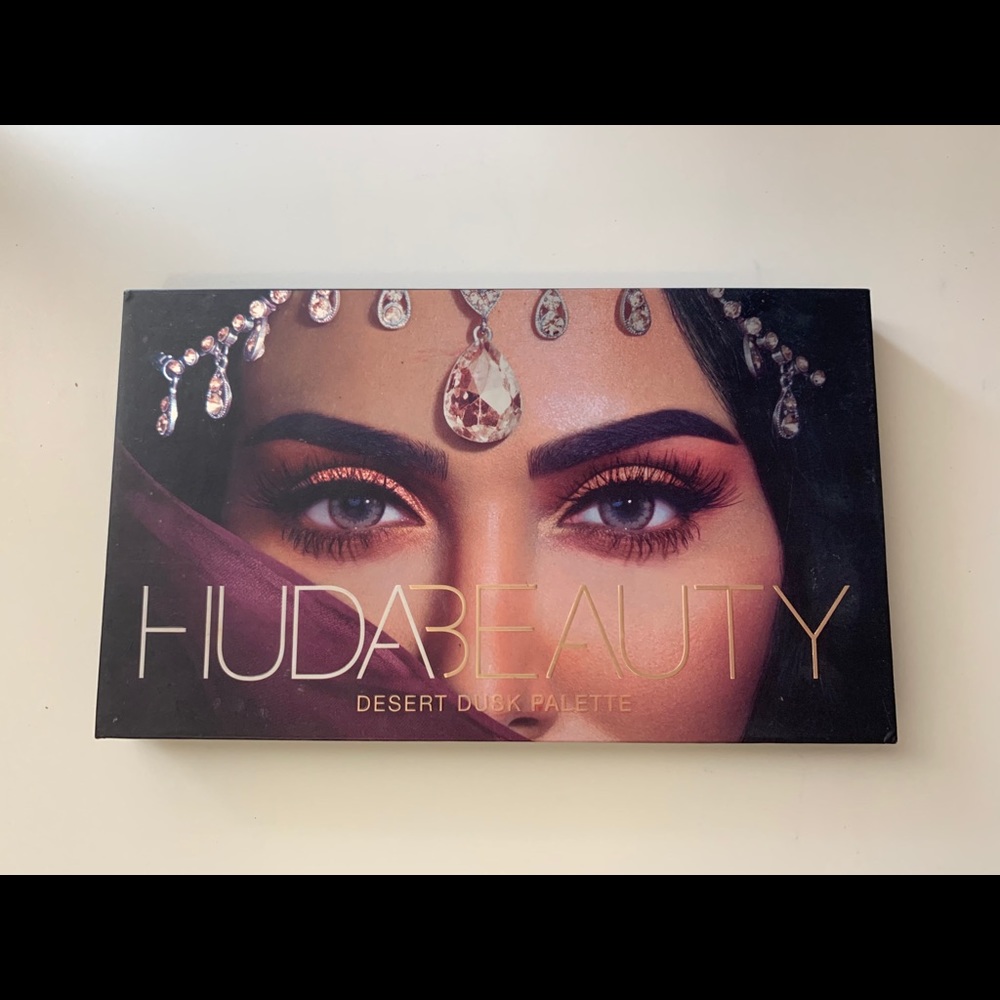 HUDA BEAUTY Desert Dusk eyeshadow palette